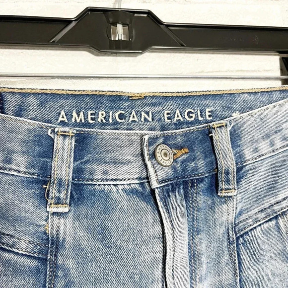 American Eagle Distressed Wash High Rise Mom Jeans Women's Size 4 - Picture 4 of 6